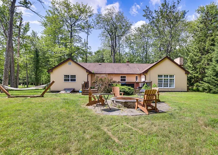 Pocono Summit Home With Hot Tub About 4 Mi To Kalahari!