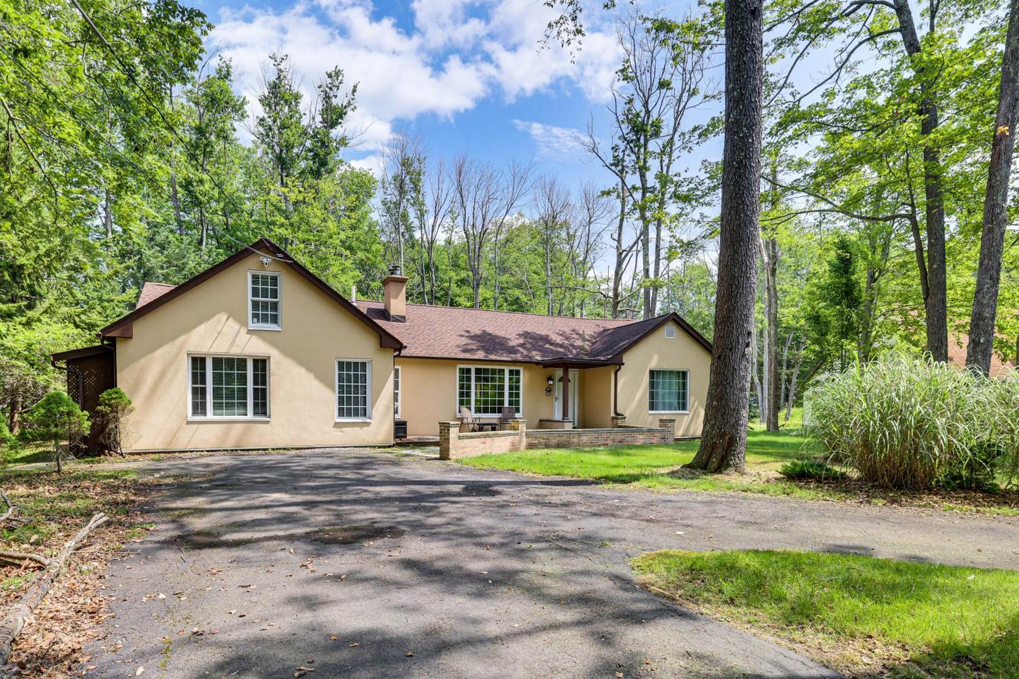 With Hot Tub About 4 Mi To Kalahari! Holiday home Pocono Summit
